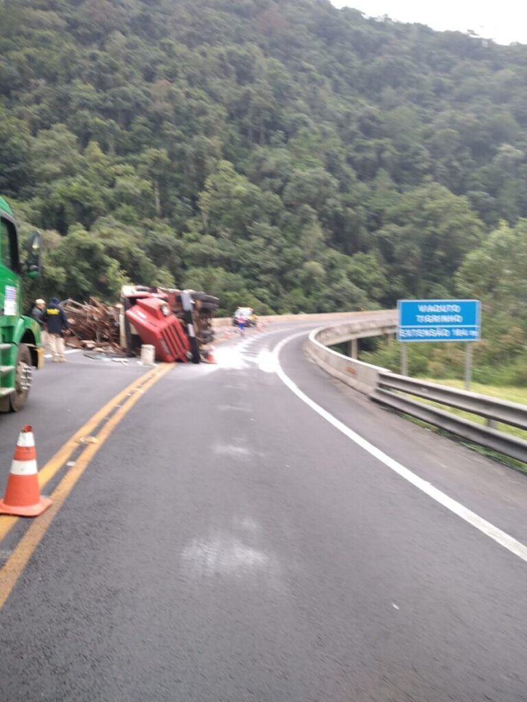 Acidente na BR-277, na Serra da Esperança, deixa três mortos e vários  feridos