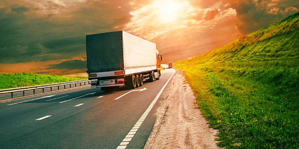 Após discussão de casal, mulher se agarra no retrovisor de caminhão para tentar impedir marido de ir embora na área central de Prudentópolis.