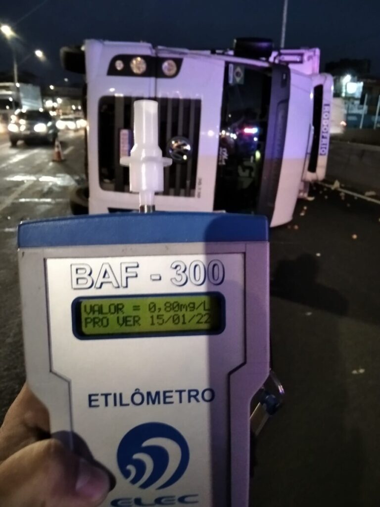 Motorista embriagado foi preso após tombar o caminhão em Ponta Grossa.